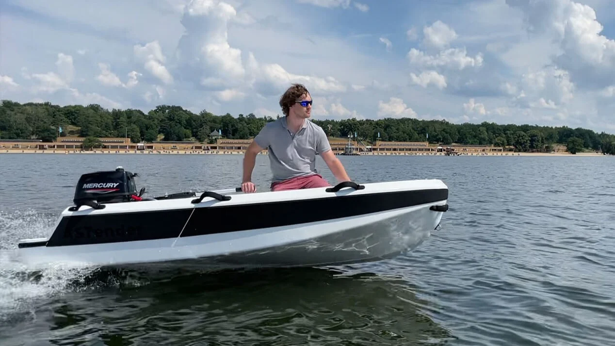 ASTender 280 — carbon-fibre semi-custom tender