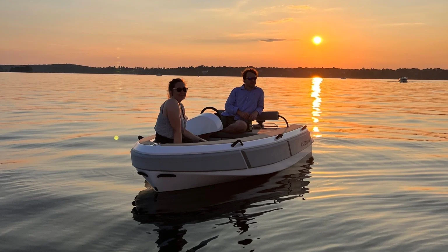 ASTender 310 — carbon-fibre semi-custom tender