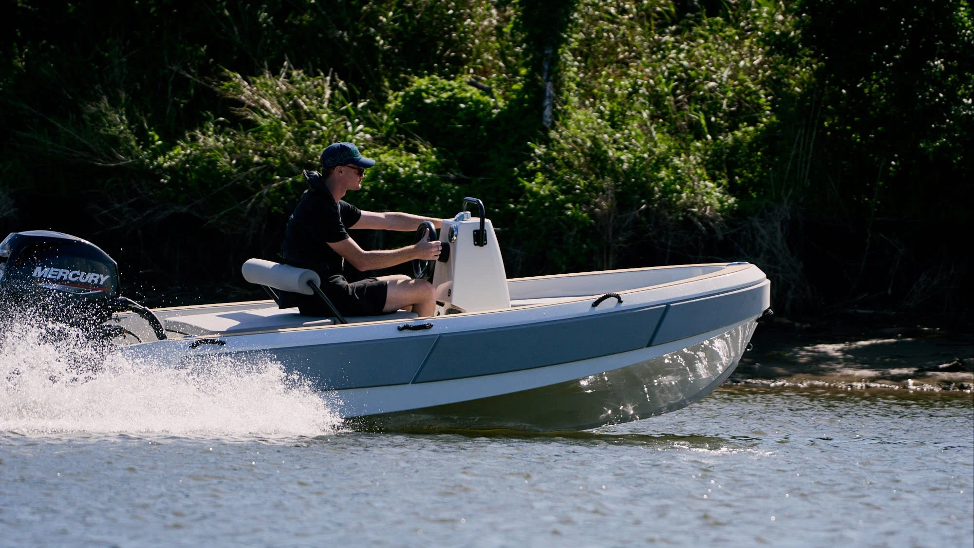 ASTender 400 — carbon-fibre semi-custom tender