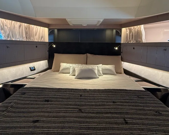 Santasevera 52 full-beam owner's cabin in oak