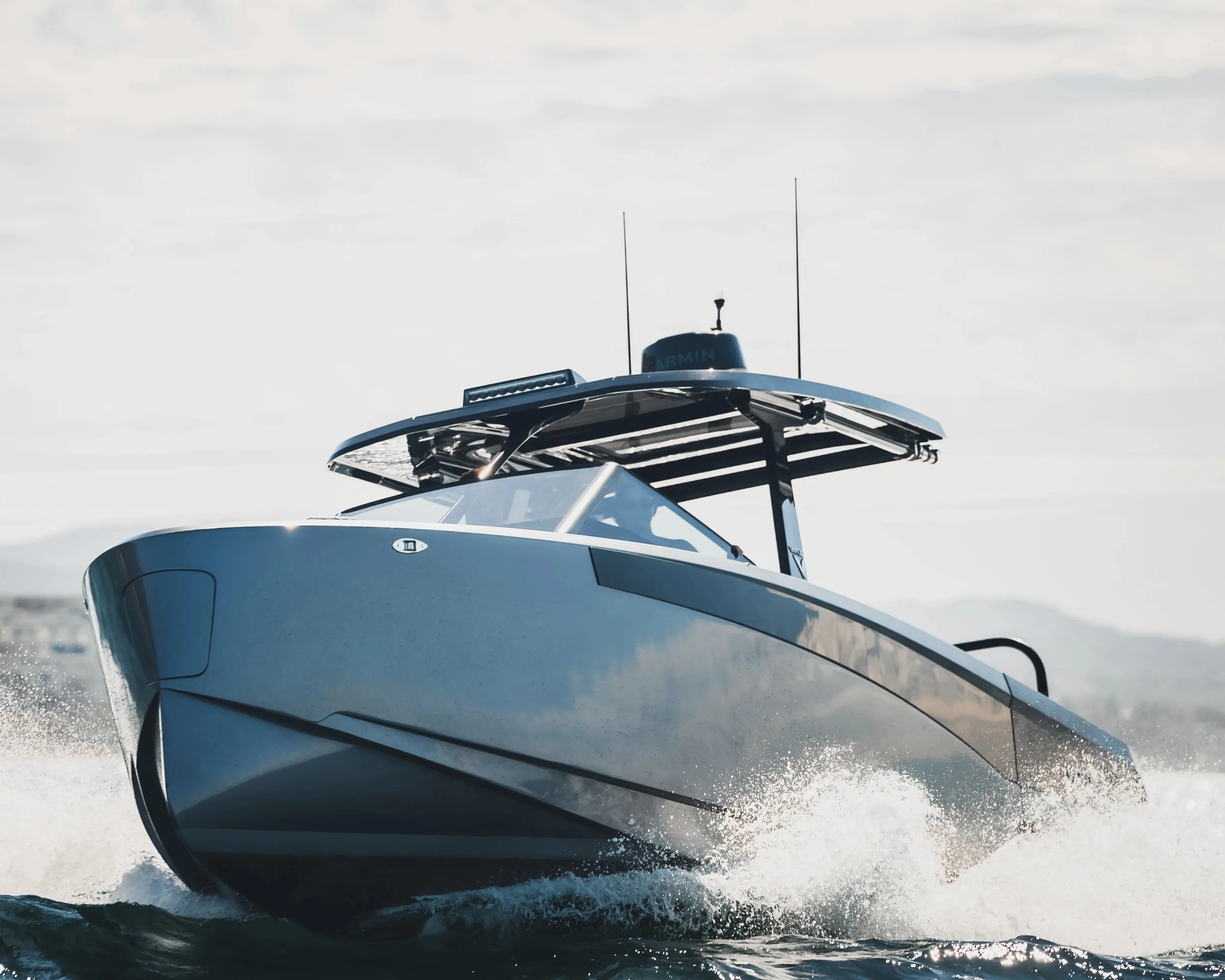 Virtue V10 running through chop on its Petestep hull