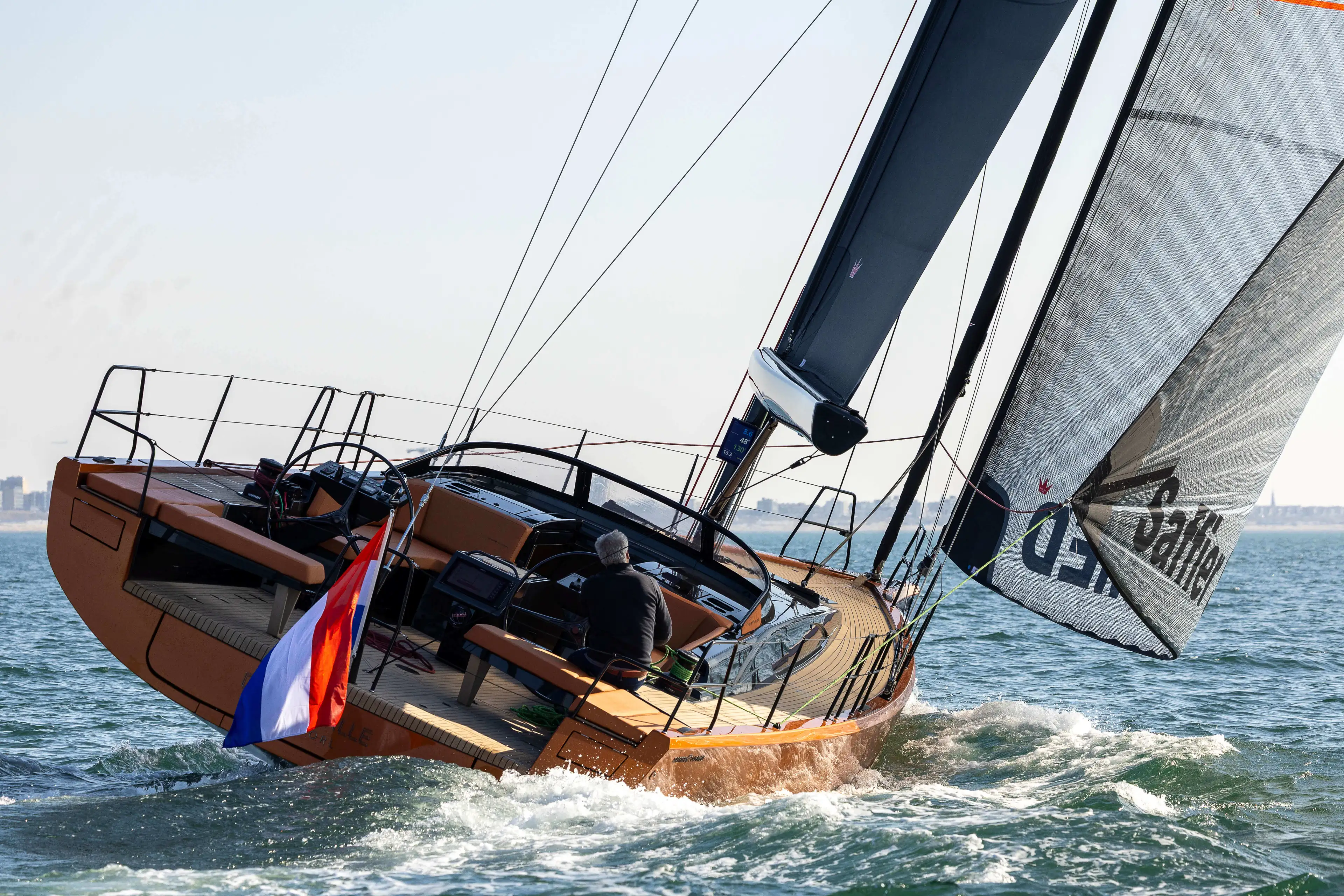 Saffier Yachts SL 46 exterior profile and sailing performance — gallery image 11