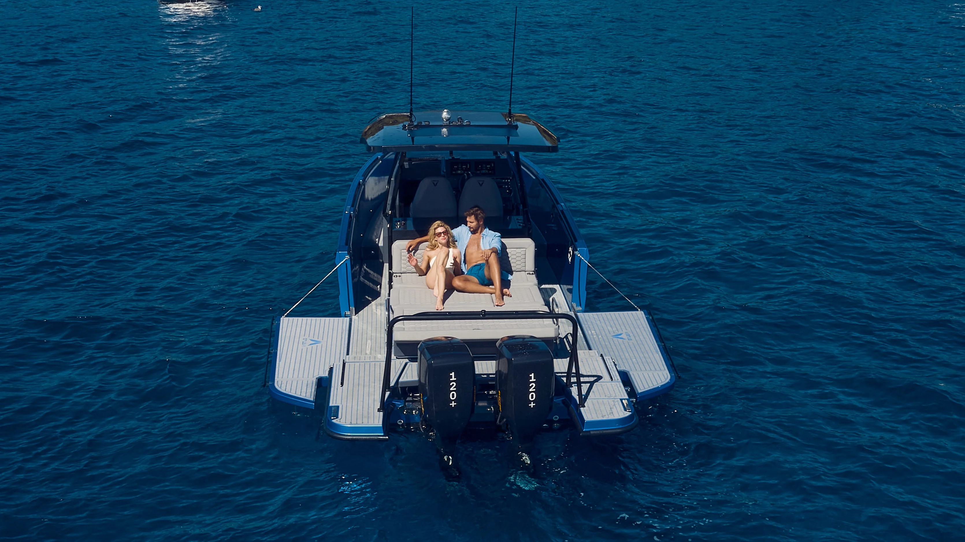 Virtue Yachts V10e T-Top electric performance dayboat underway.