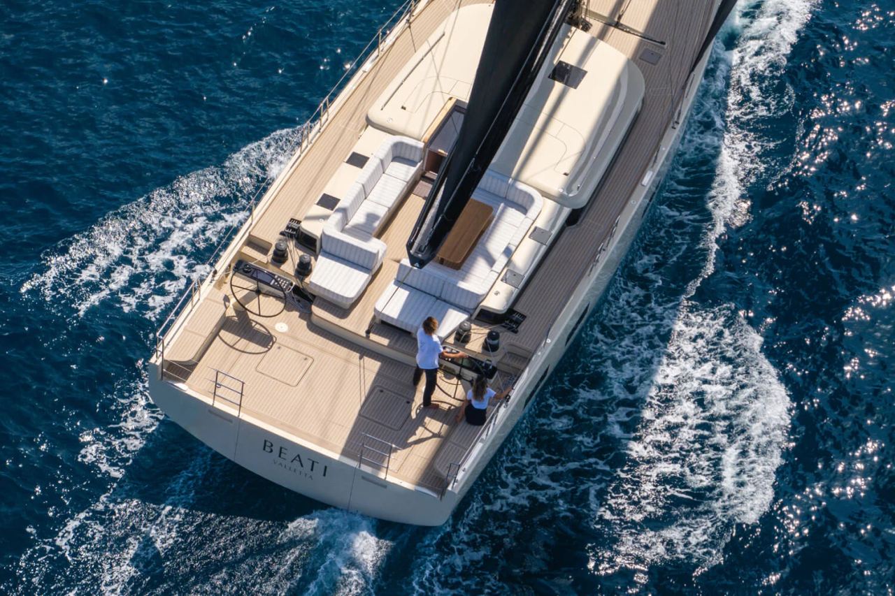 YYachts Y7 exterior and interior details — gallery image 8